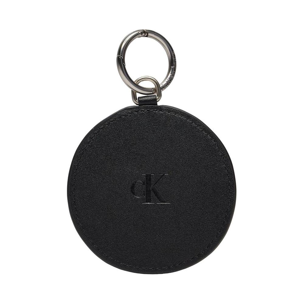 Calvin Klein black circular card holder with keyring, made from polyurethane and recycled polyester. Ideal for women's accessories.