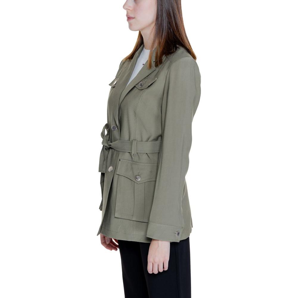 Woman wearing a Morgan De Toi green viscose blazer, featuring a belted waist and pockets, made from 90% viscose and 10% polyester.
