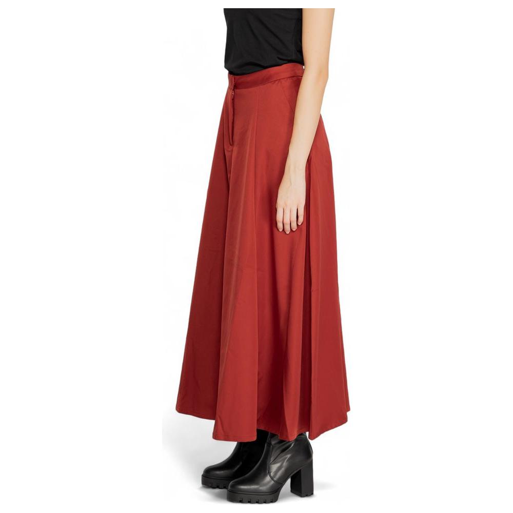 Side view of a Vero Moda red polyester skirt for women, part of the fall/winter collection, styled with black boots.