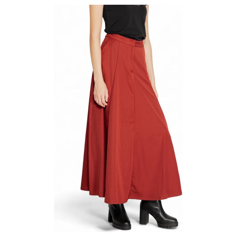 Vero Moda red polyester skirt from the fall/winter collection, featuring a high-waist design, styled with black boots.