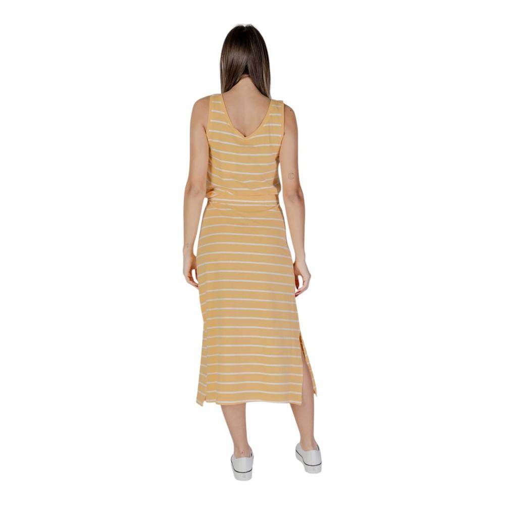 B.Young yellow striped cotton dress for women, spring/summer collection, 95% cotton, back view.