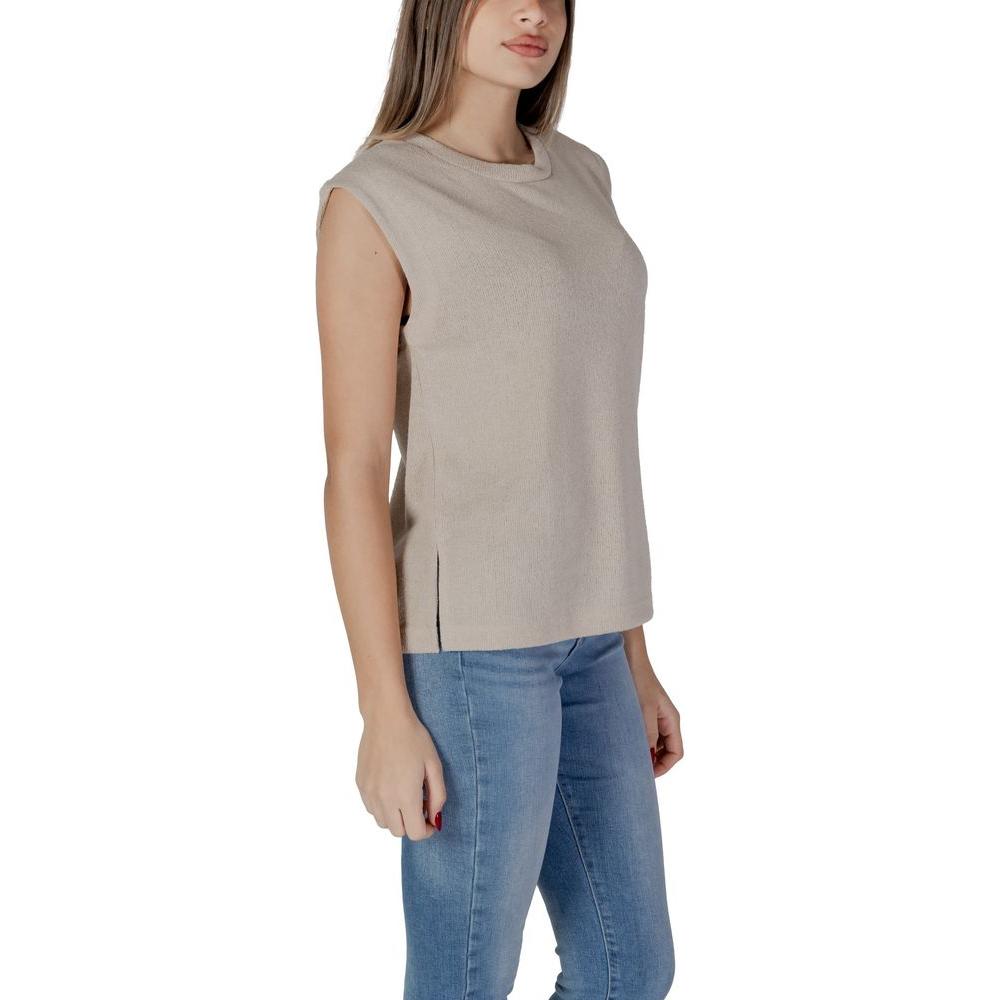 Woman wearing B.Young beige viscose top, part of spring/summer collection, 55% viscose and 45% polyester, stylish casual wear.