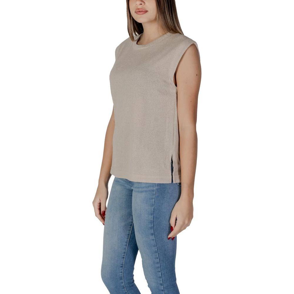 Woman wearing a beige B.Young viscose T-shirt from the spring/summer collection, composed of 55% viscose and 45% polyester.