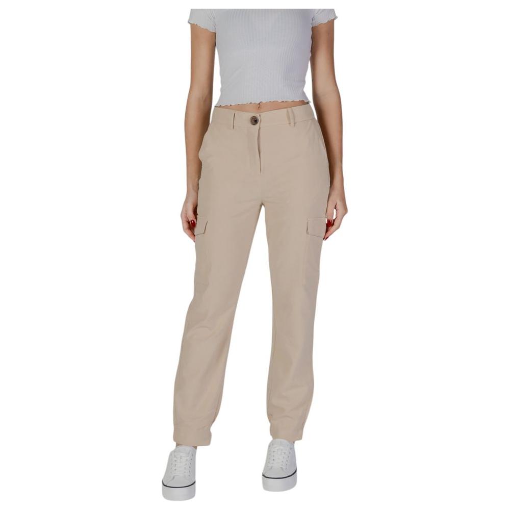 B.Young beige polyester women's pants, spring/summer collection, composed of 64% polyester, 32% viscose, 4% elastane.