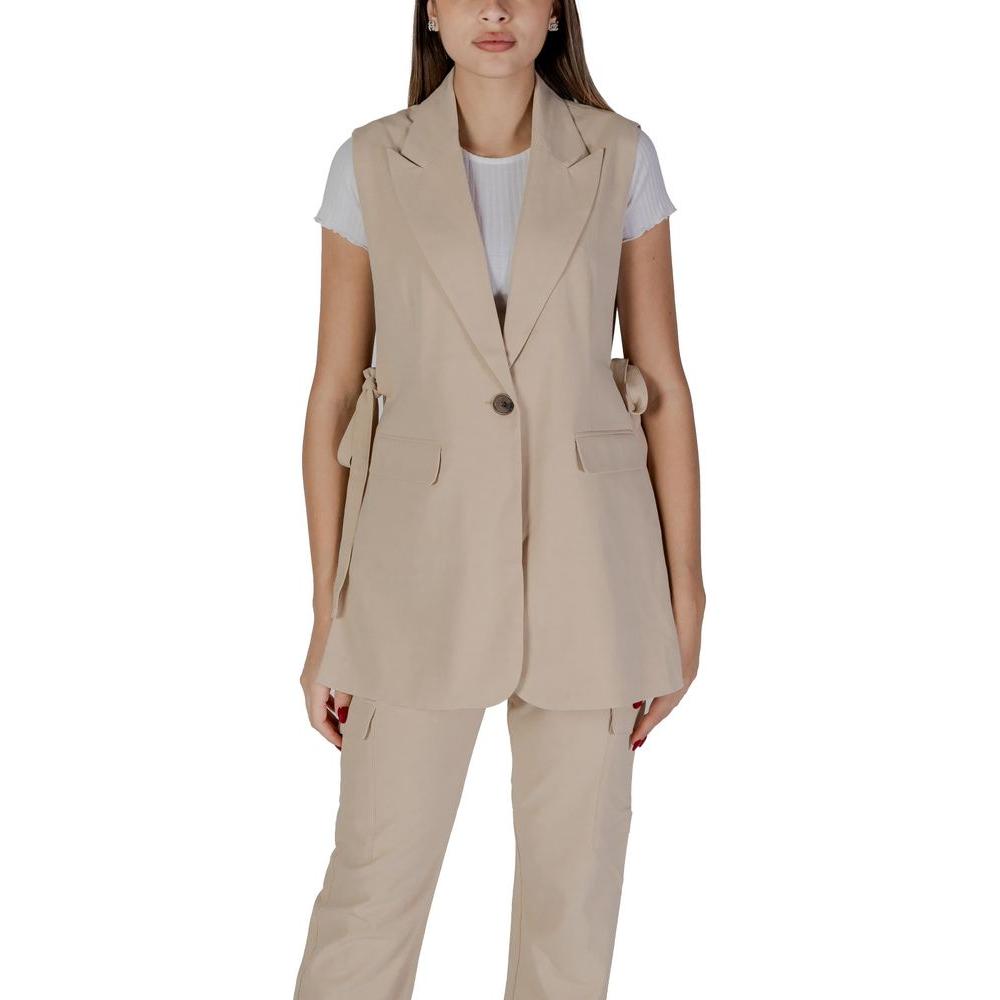 Model wearing B.Young beige polyester vest from the spring/summer collection, women's jackets and tailleurs, featuring a stylish design.