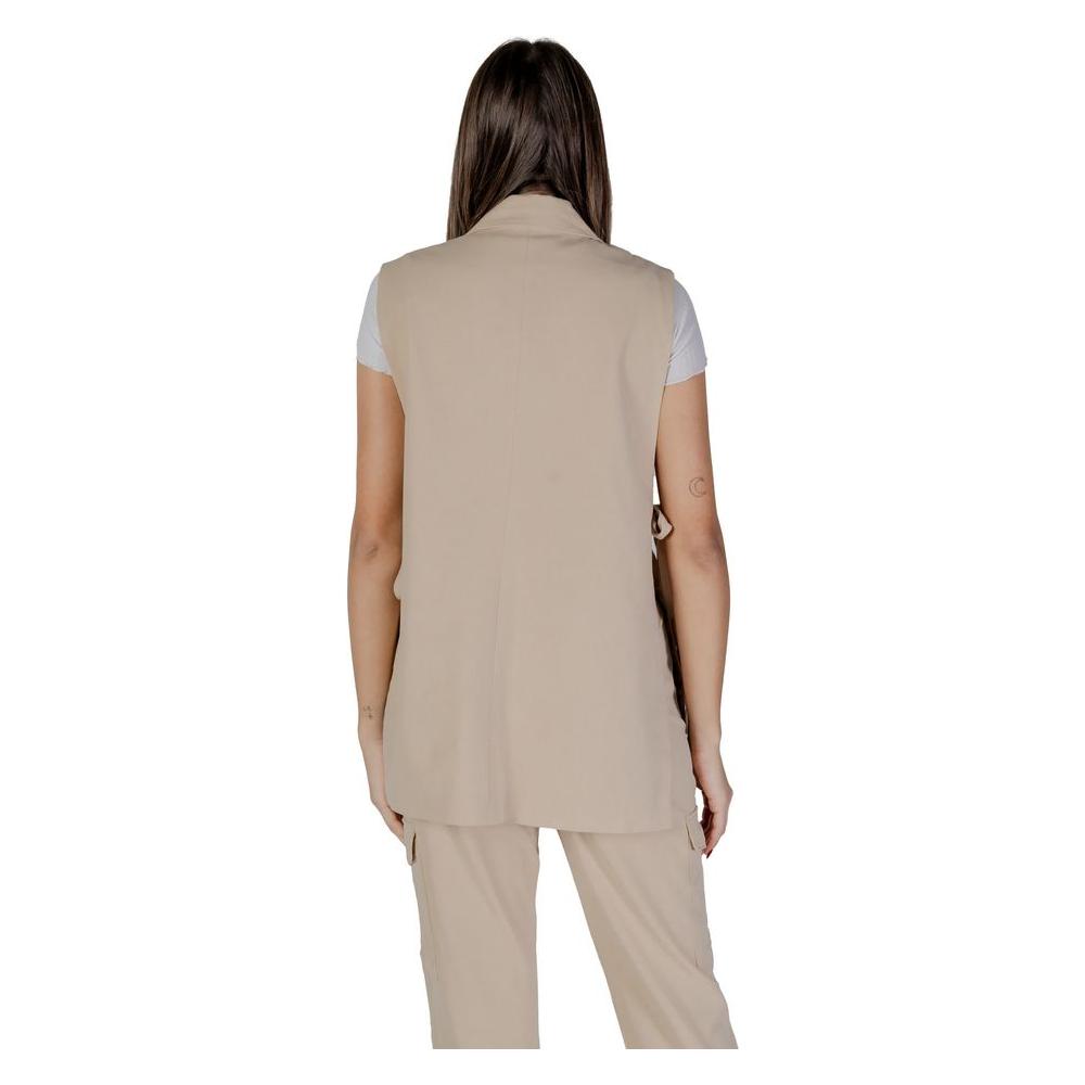 Back view of B.Young beige polyester vest for women, part of spring/summer collection, made of 64% polyester, 32% viscose, and 4% elastane.