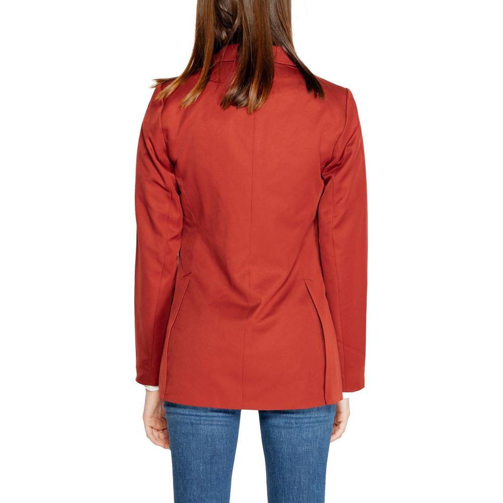 Back view of a woman wearing a Vero Moda red polyester blazer from the Fall/Winter collection.
