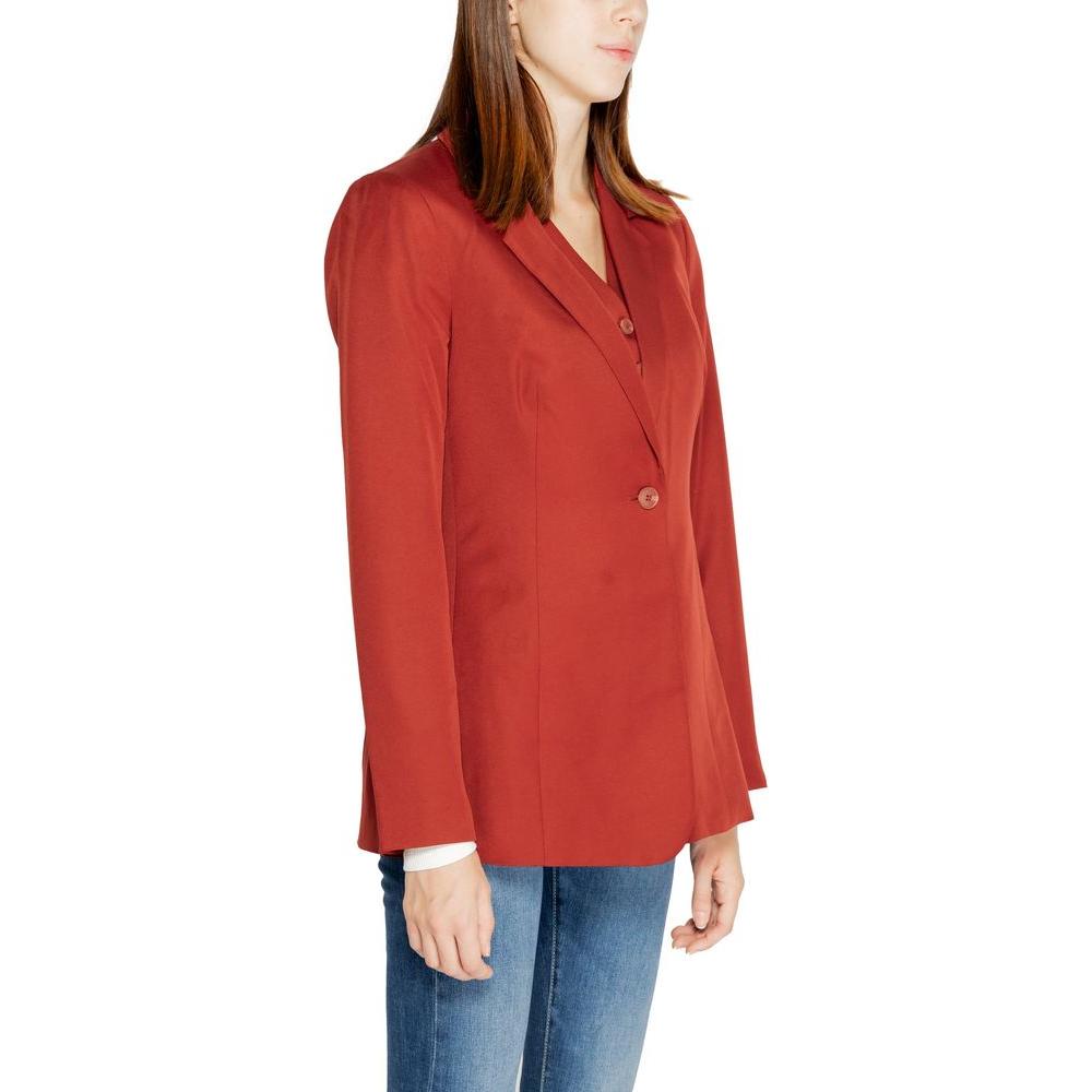 Vero Moda red women's blazer, 100% polyester, fall/winter collection, side view on model wearing jeans