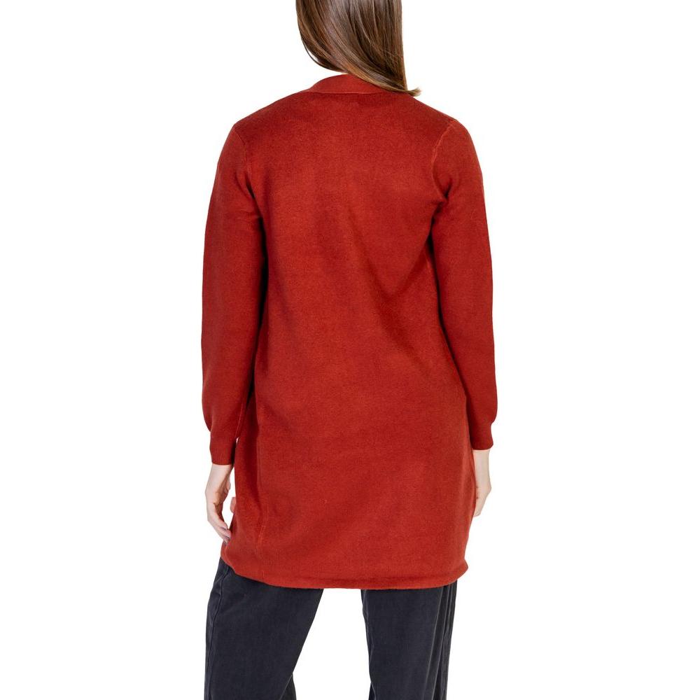 Back view of a Vero Moda red viscose cardigan for women, part of the Fall/Winter knitwear collection, made from 52% viscose.