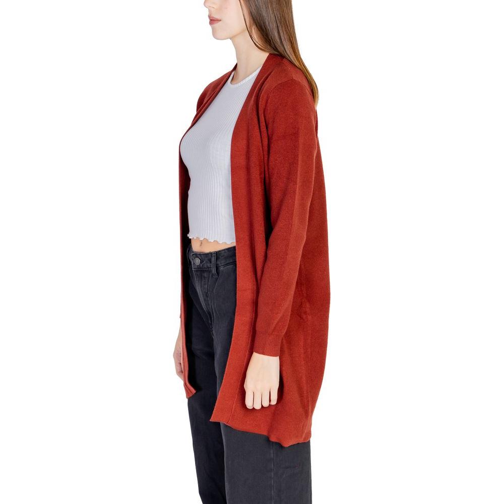 Woman wearing Vero Moda red cardigan made of viscose, polyester, and nylon, part of fall/winter women's knitwear collection.