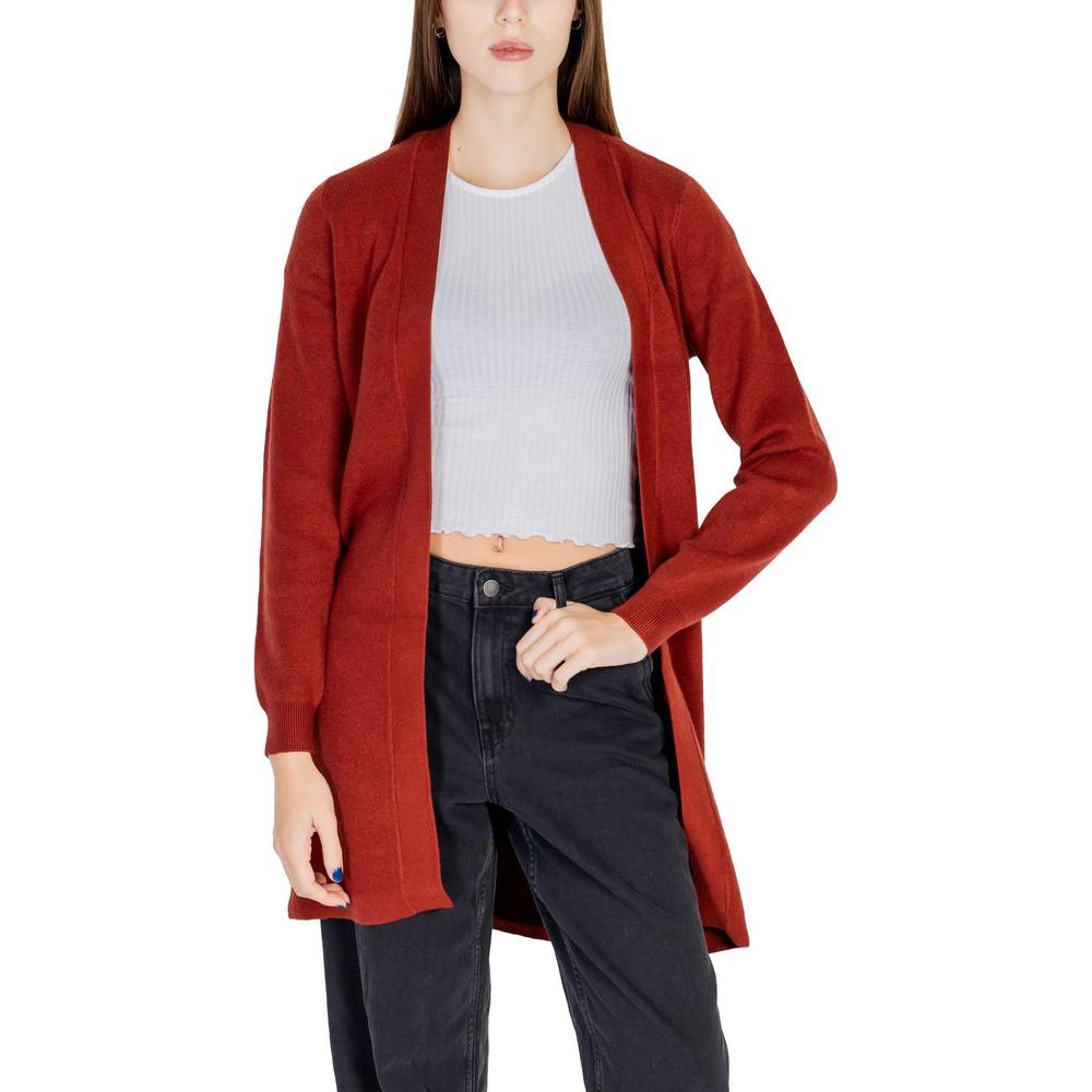 Vero Moda women's red viscose cardigan from fall/winter collection, featuring knitwear design, worn with a white top and black pants.