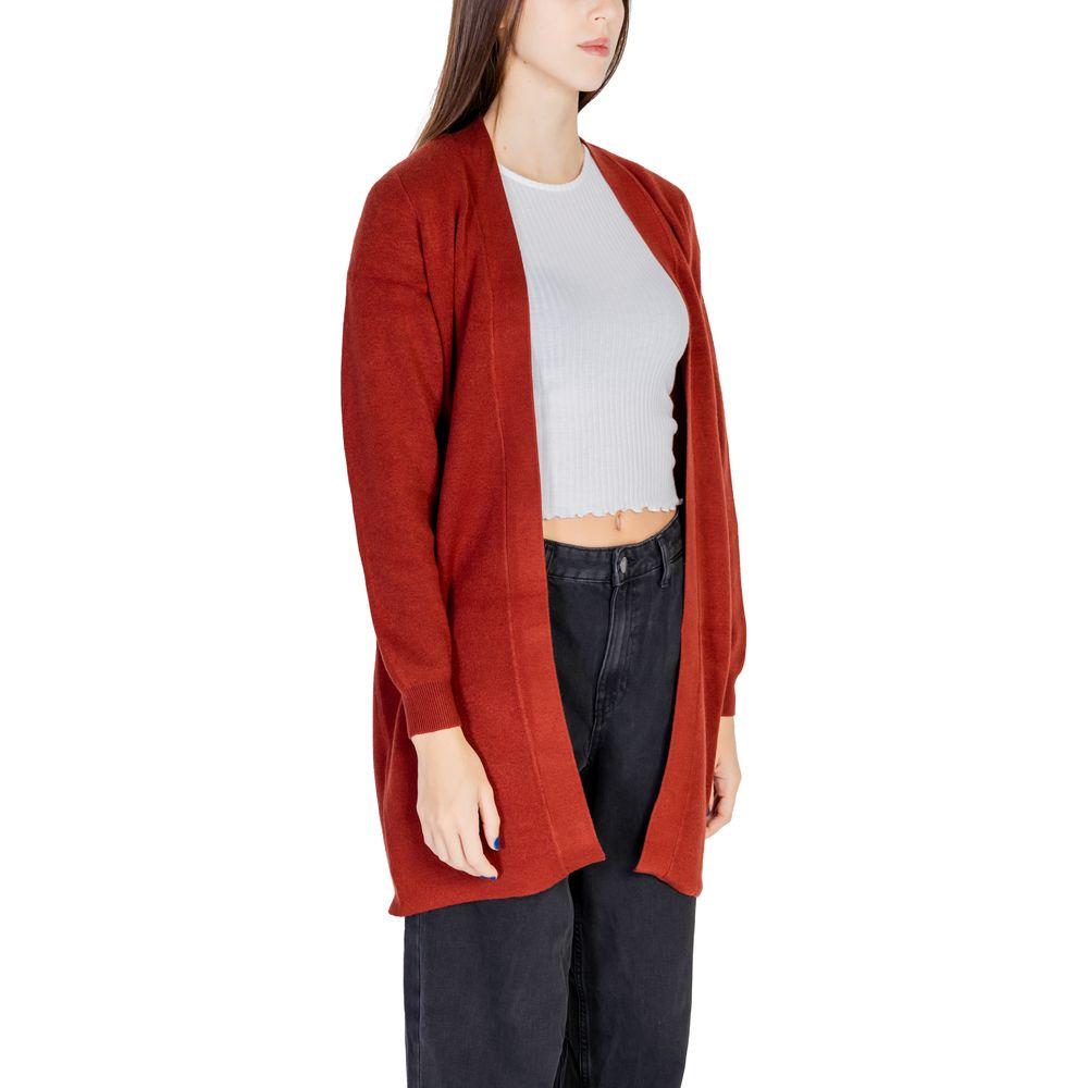 Woman wearing Vero Moda red viscose cardigan, fall/winter collection knitwear, made with 52% viscose, stylish and comfortable fashion.