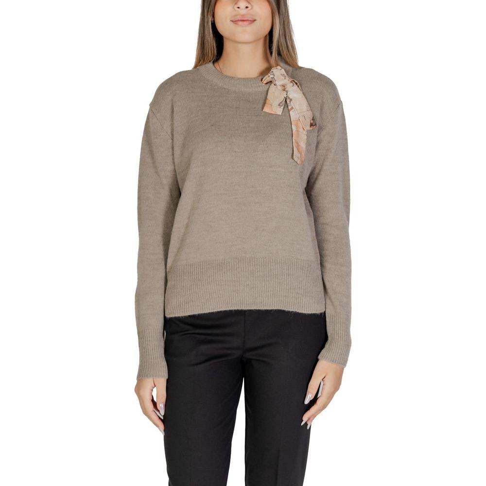 Woman wearing Alviero Martini Prima Classe beige polyester sweater from fall/winter collection, featuring a bow detail.