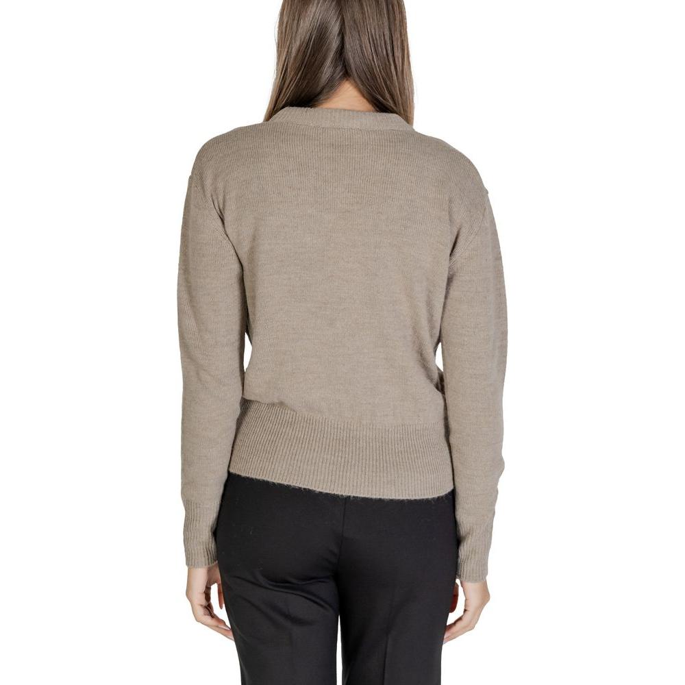 Back view of a woman wearing a beige Alviero Martini Prima Classe polyester sweater, part of the fall/winter women's knitwear collection.