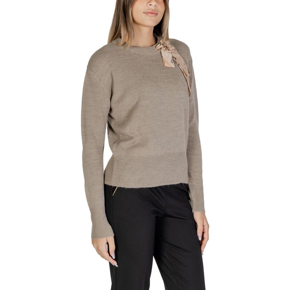 Alviero Martini Prima Classe beige polyester women's sweater, fall/winter collection, side view of model wearing knitwear.