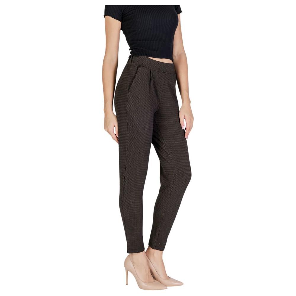 Woman wearing ICHI brown polyester pants from fall/winter collection, made of 68% polyester, 27% viscose, and 5% elastane.