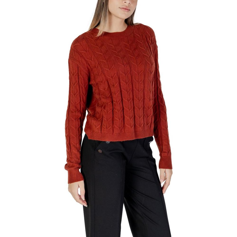 Vero Moda Red Viscose Sweater for Women’s Fall/Winter Knitwear Collection with cable knit pattern and soft fabric blend.