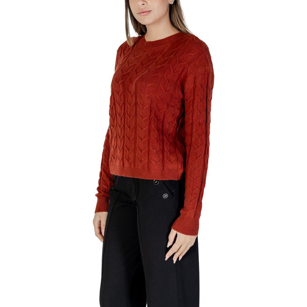 Woman wearing a Vero Moda red viscose sweater, part of the women's knitwear fall/winter collection, composed of 50% viscose.