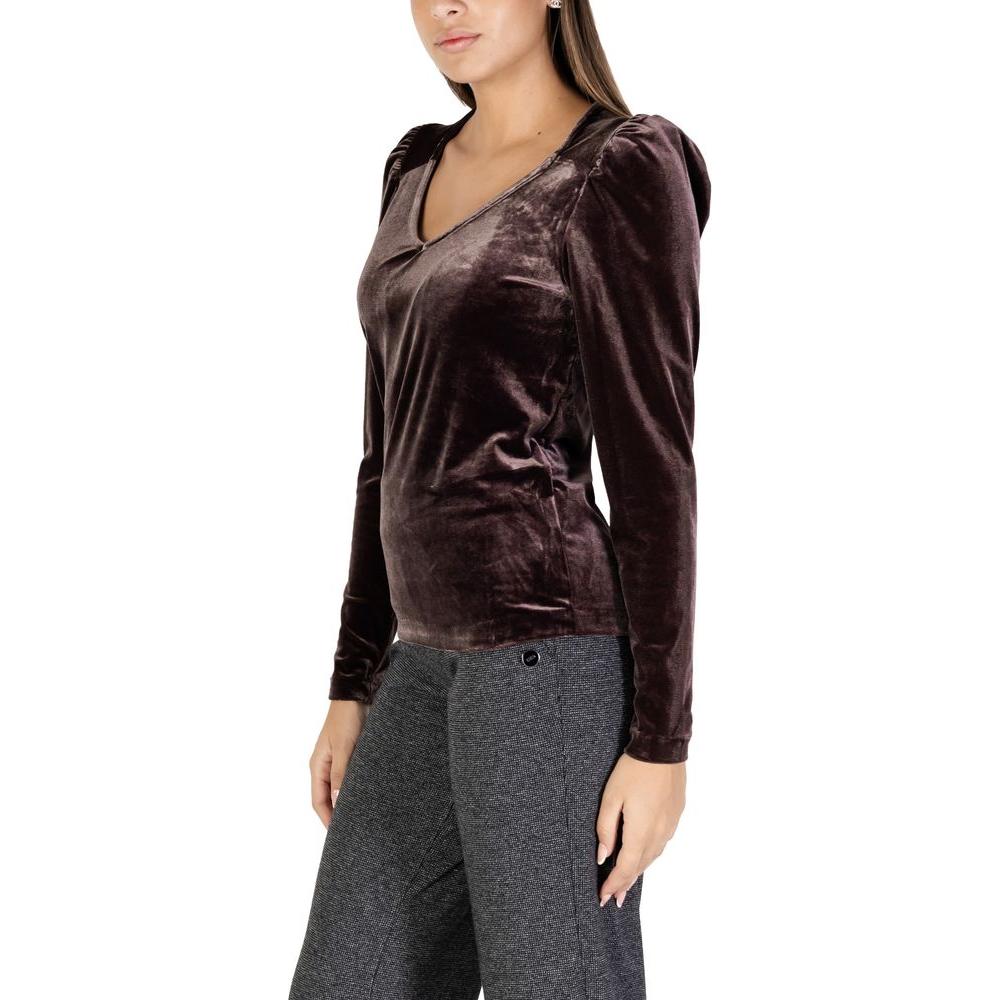 Woman wearing B.Young brown polyester knit top, fall/winter collection, 92% polyester, 8% elastane, stylish and comfortable fashion.