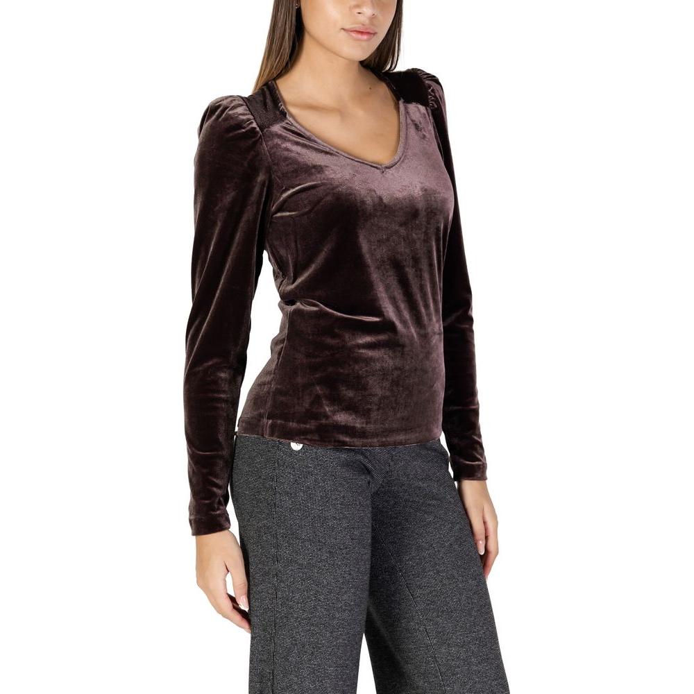 Woman wearing B.Young brown polyester top, part of women's knitwear collection, perfect for fall/winter fashion, 92% polyester.