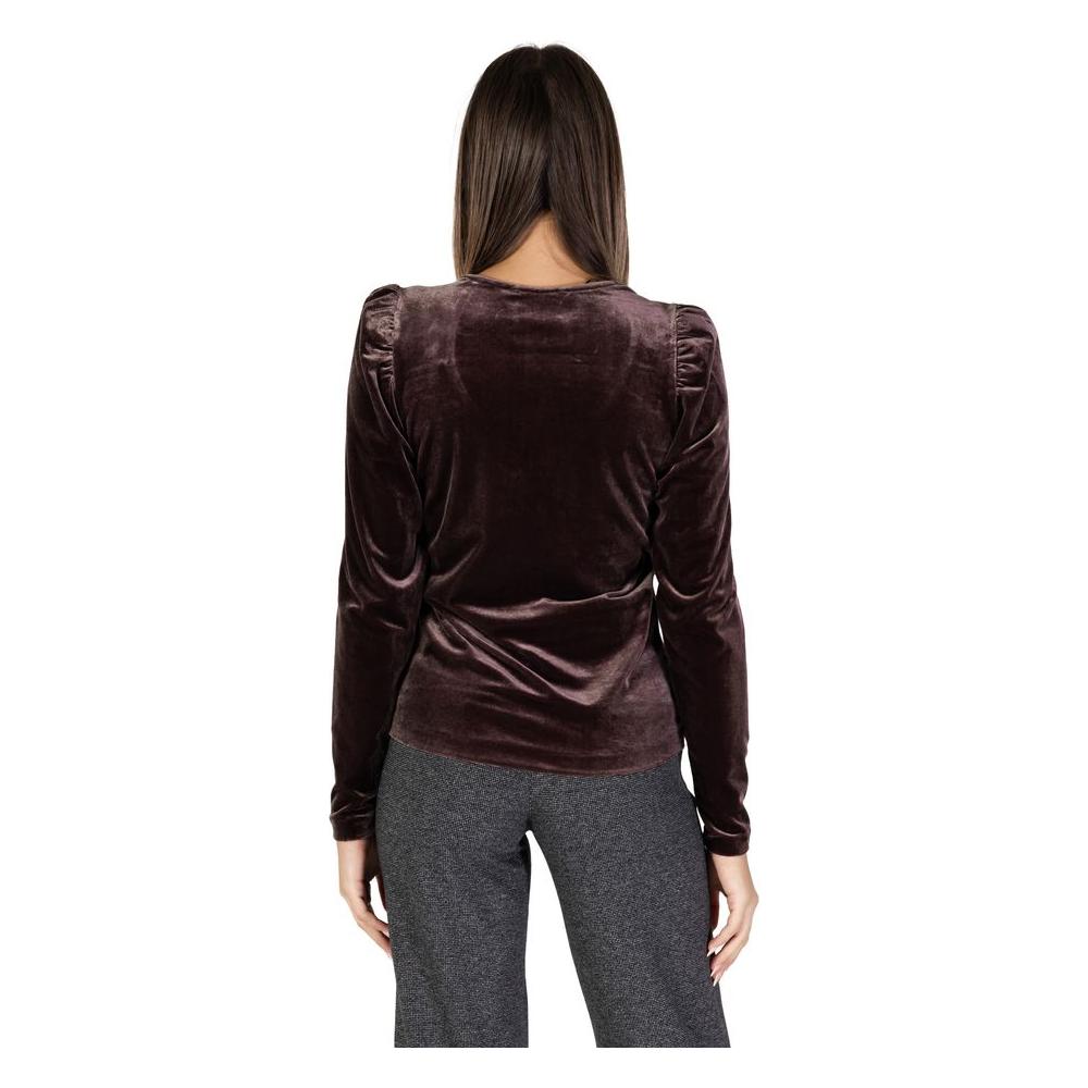 Back view of woman wearing B.Young brown polyester fall/winter top with long sleeves, ideal for women's knitwear collection.