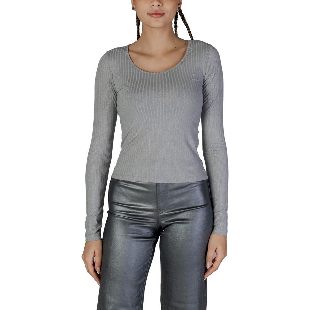 Woman wearing Vero Moda silver recycled polyester long-sleeved T-shirt, part of fall/winter collection, stylish and sustainable.