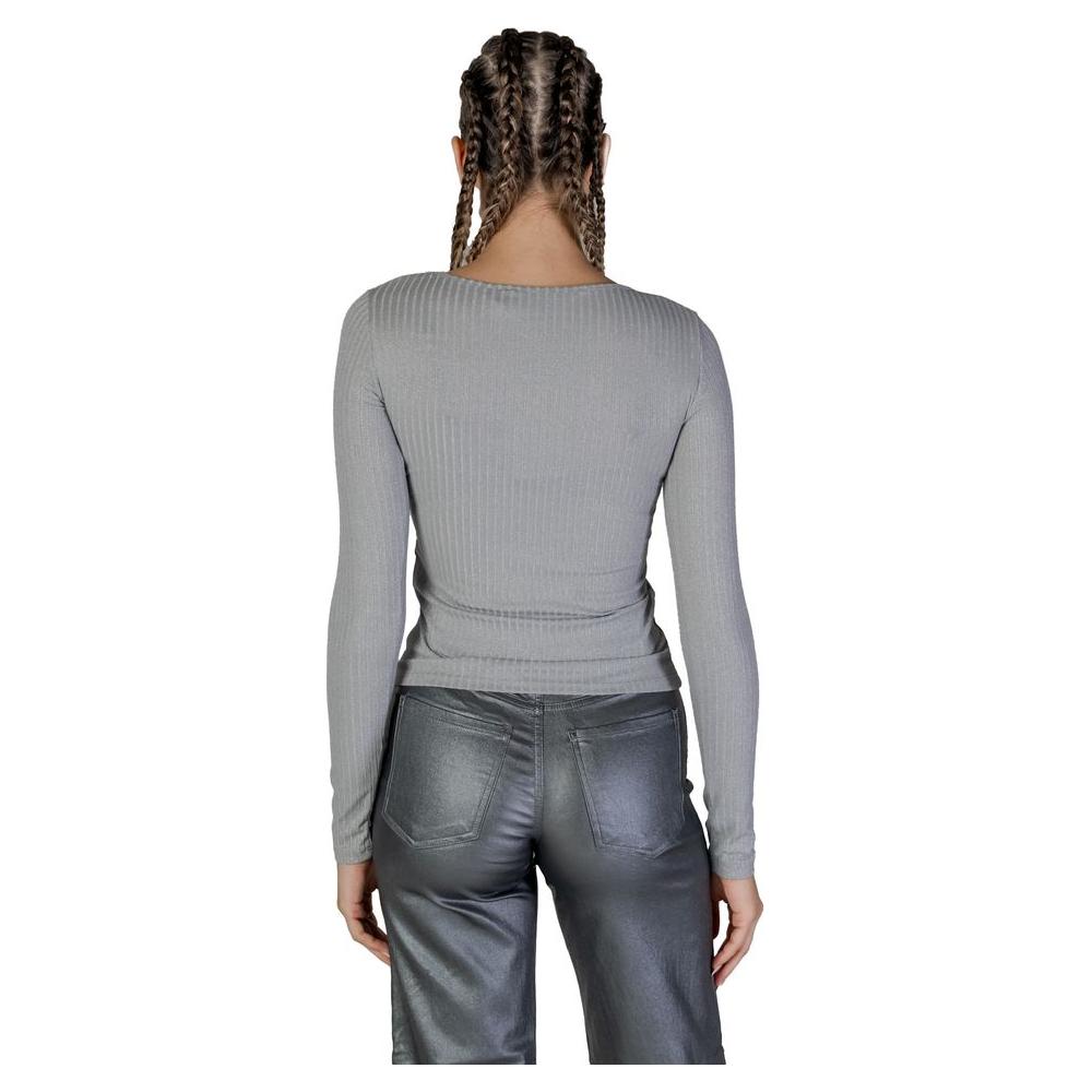 Back view of woman wearing Vero Moda silver recycled polyester long-sleeved t-shirt, perfect for fall/winter fashion.