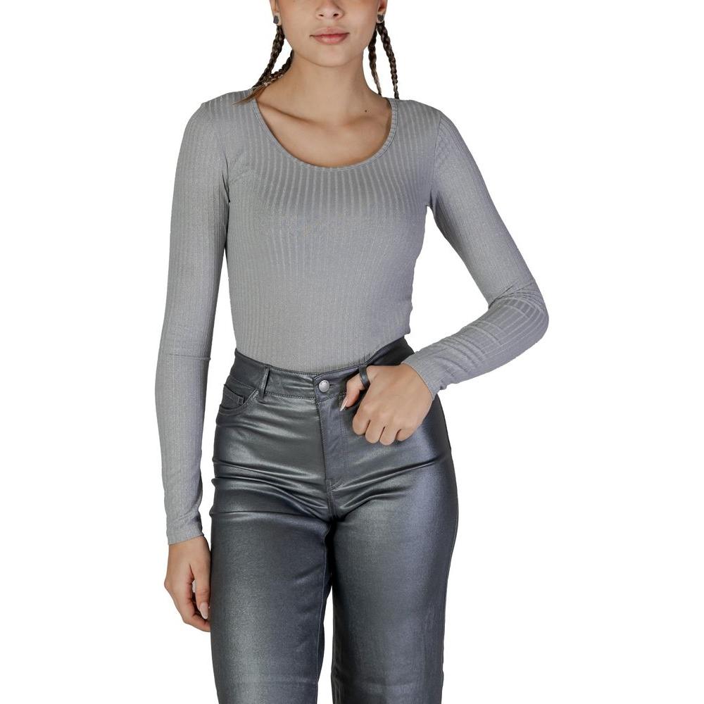 Vero Moda silver long-sleeved recycled polyester T-shirt for women, fall/winter collection. Sustainable fashion.