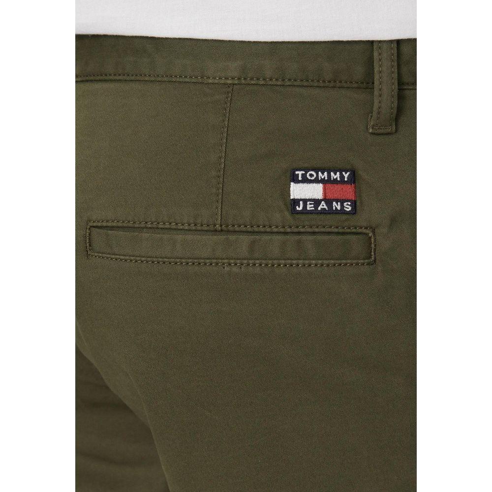 Tommy Hilfiger men's green organic cotton Bermuda shorts, close-up of back pocket with Tommy Jeans logo, spring/summer collection.