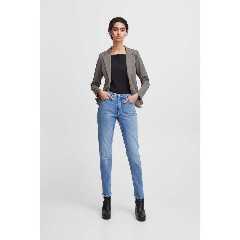 Woman wearing ICHI gray polyester blazer from fall/winter collection, paired with jeans and black shirt, standing with hands in pockets.