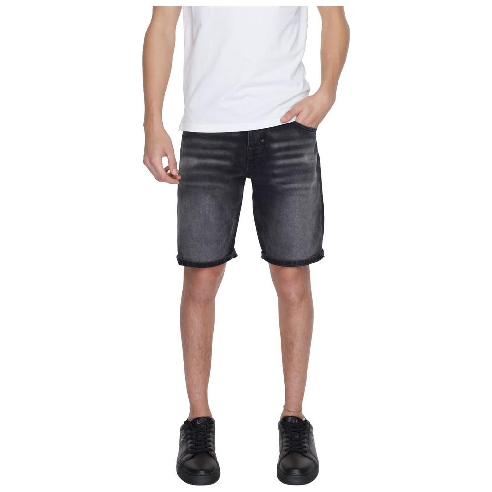 Man wearing Antony Morato black cotton Bermuda shorts, perfect for spring/summer collection. 100% cotton.