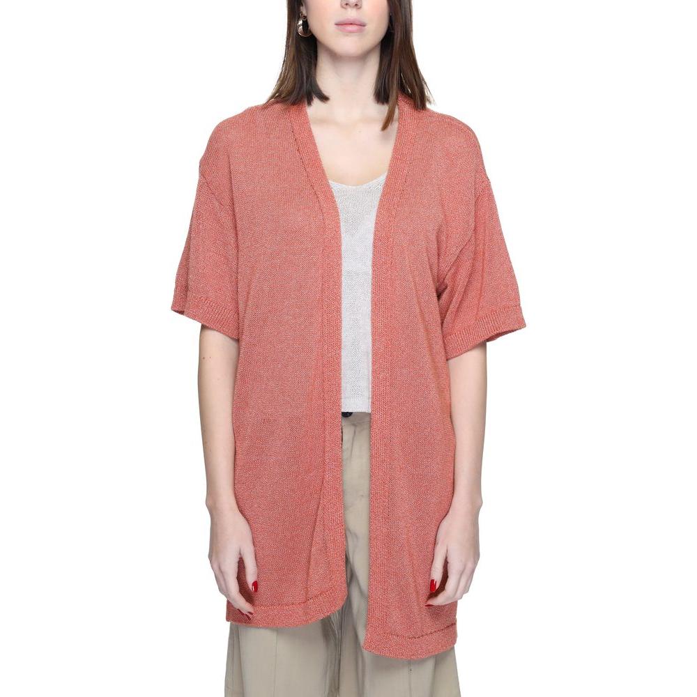 Jacqueline De Yong red recycled cotton cardigan, women's spring/summer collection with 53% recycled cotton, worn over a casual outfit.