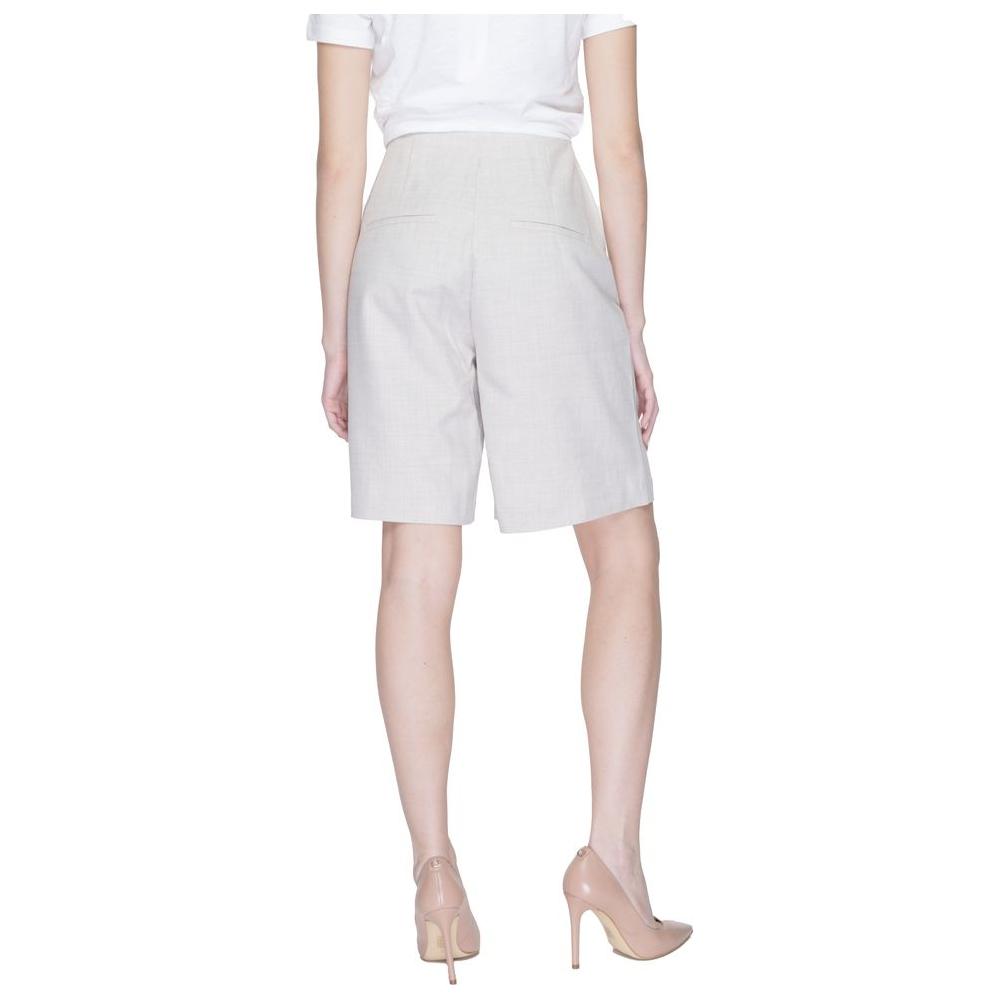 Vero Moda women's gray polyester Bermuda shorts, spring/summer collection, shown from the back, styled with white shirt and nude heels.