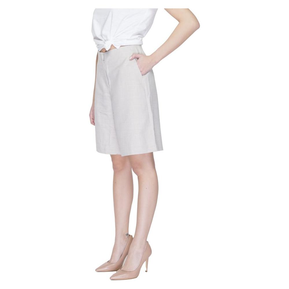 Vero Moda women's gray polyester Bermuda shorts, spring/summer collection, showcasing stylish design and comfortable fit.