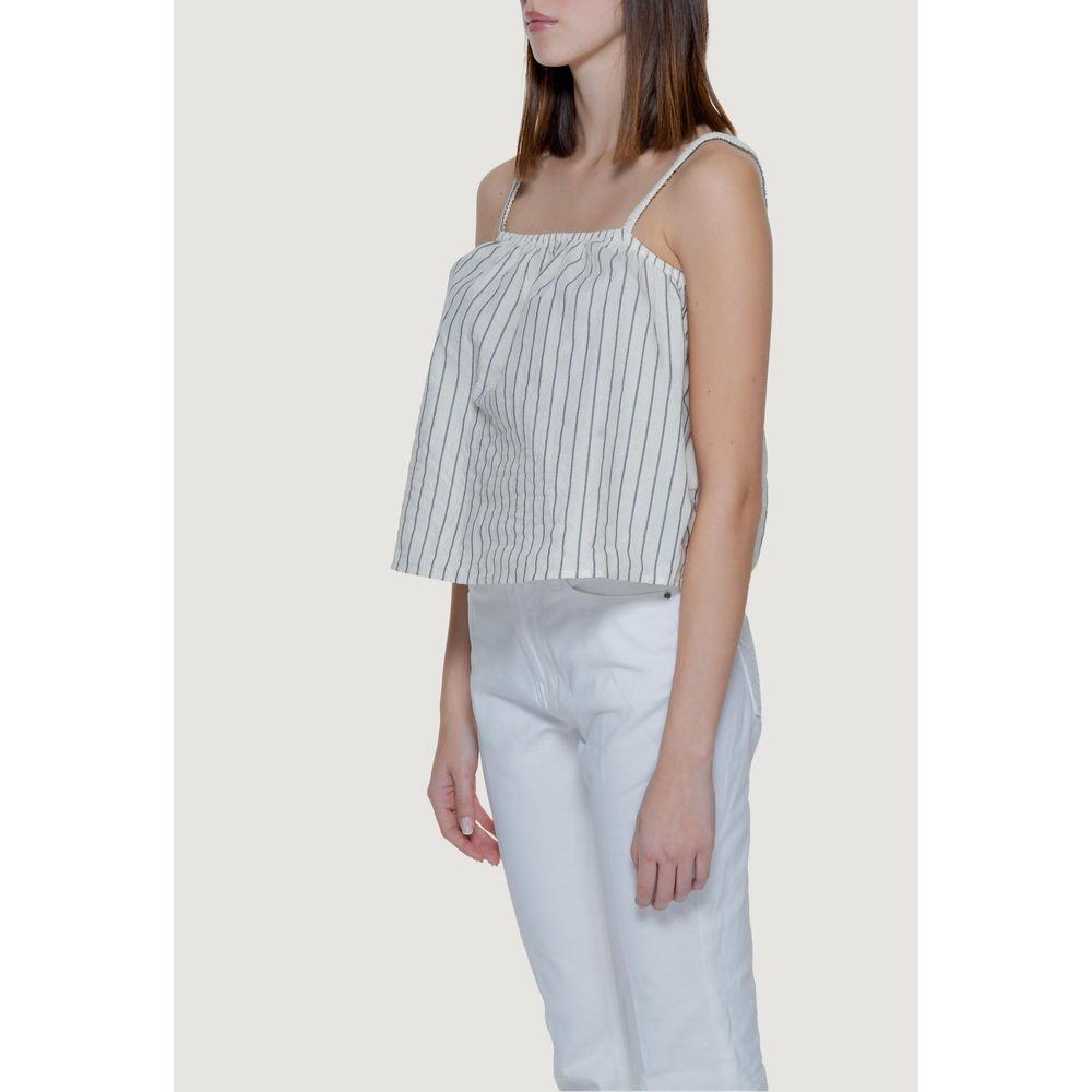 Woman wearing Vero Moda beige organic cotton tank top, spring/summer collection. Made of 96% cotton, 3% polyester, 1% elastane.