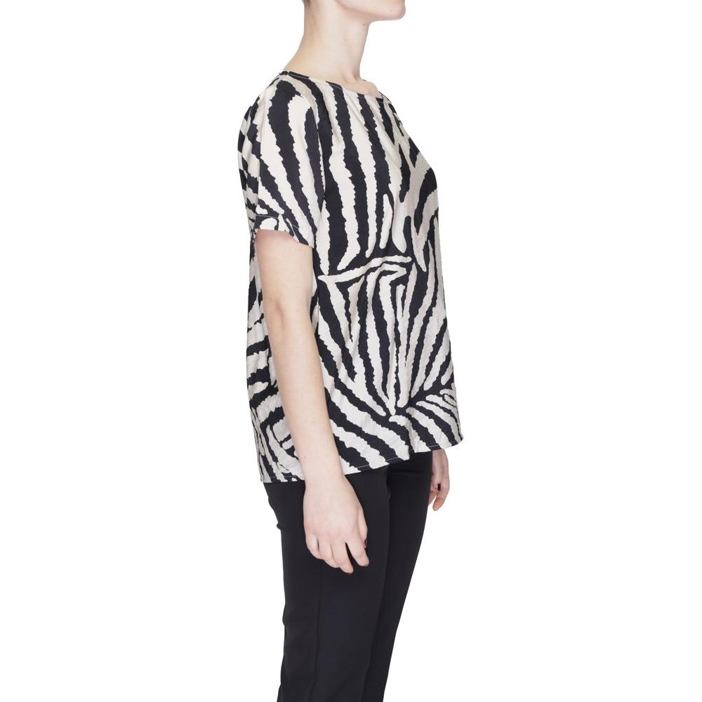 Woman wearing Jacqueline De Yong beige viscose T-shirt with black stripe pattern, side view.