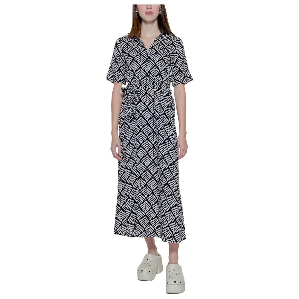 Woman wearing a Jacqueline De Yong beige viscose dress, spring/summer collection, featuring a geometric pattern and short sleeves.