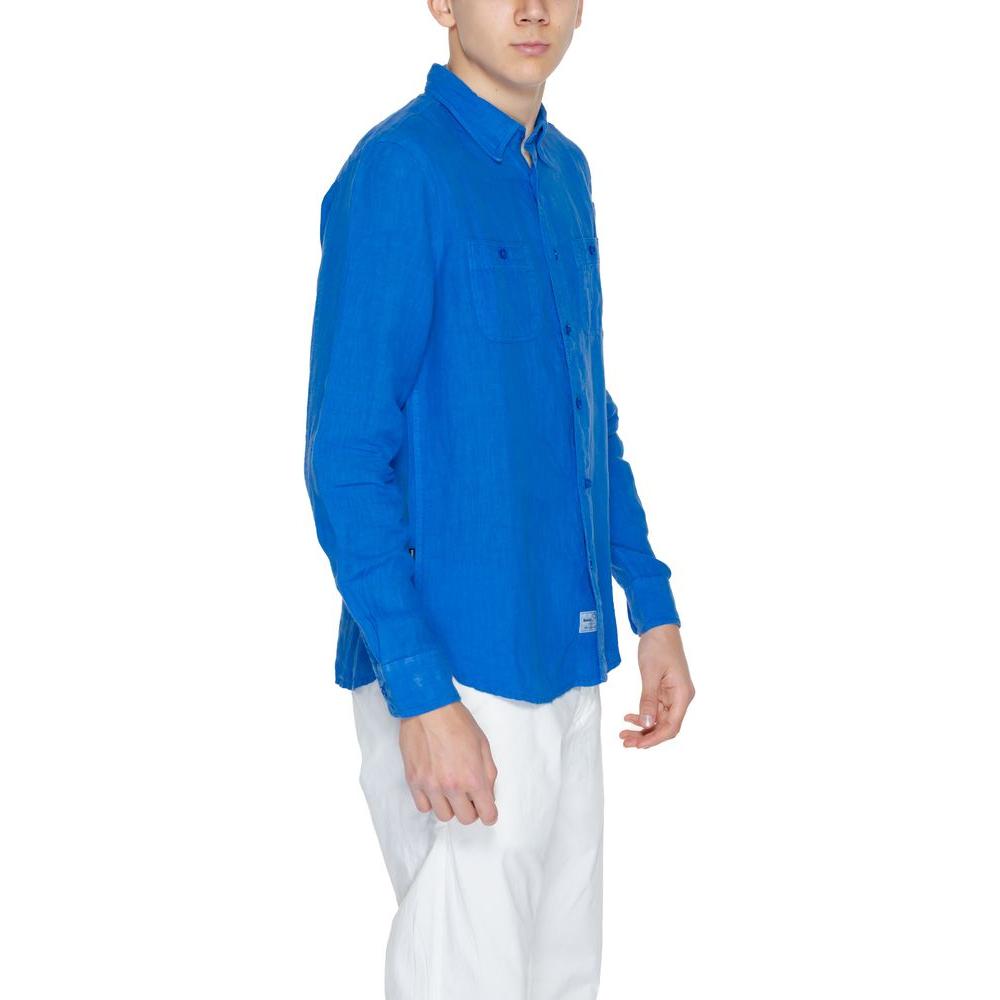 Model wearing Blauer blue linen long-sleeved shirt for men, part of the Spring/Summer collection, made of 100% linen.