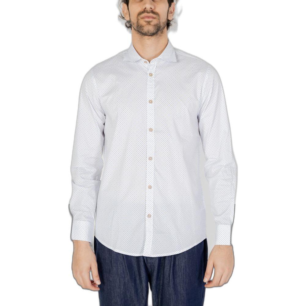 Man wearing Hamaki-Ho white cotton long-sleeved shirt, spring/summer collection, 97% cotton, casual men's fashion.