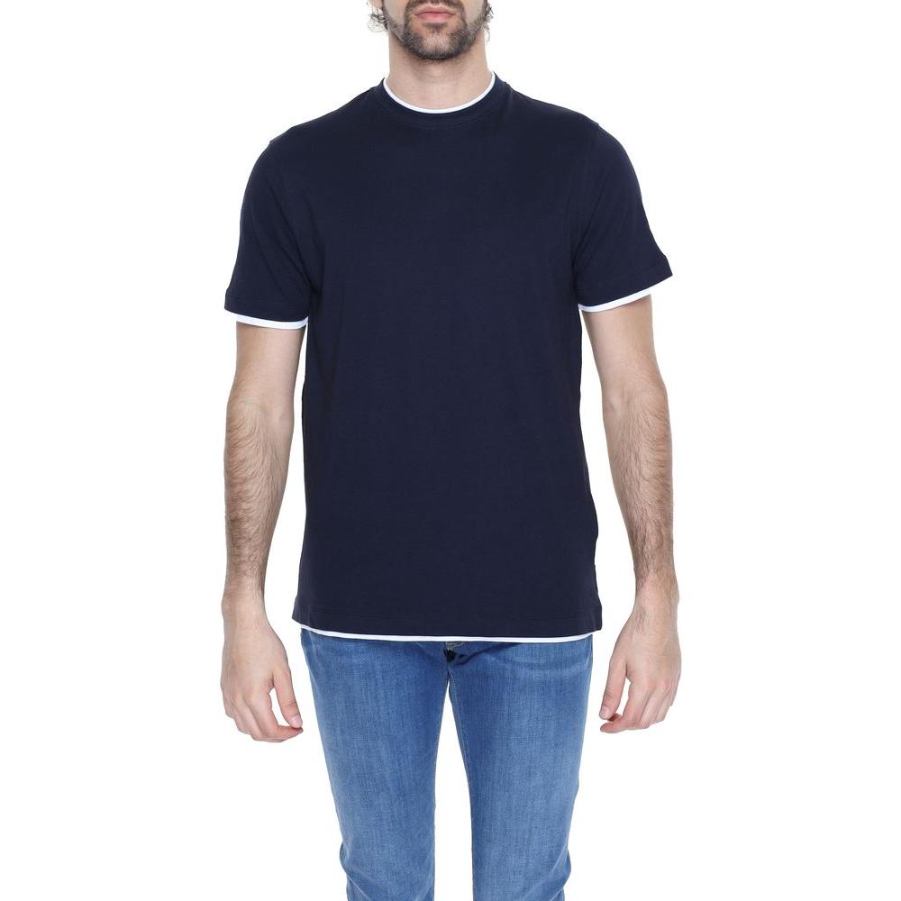 Man wearing Hamaki-Ho blue cotton t-shirt, part of the Spring/Summer collection, made from 100% cotton.
