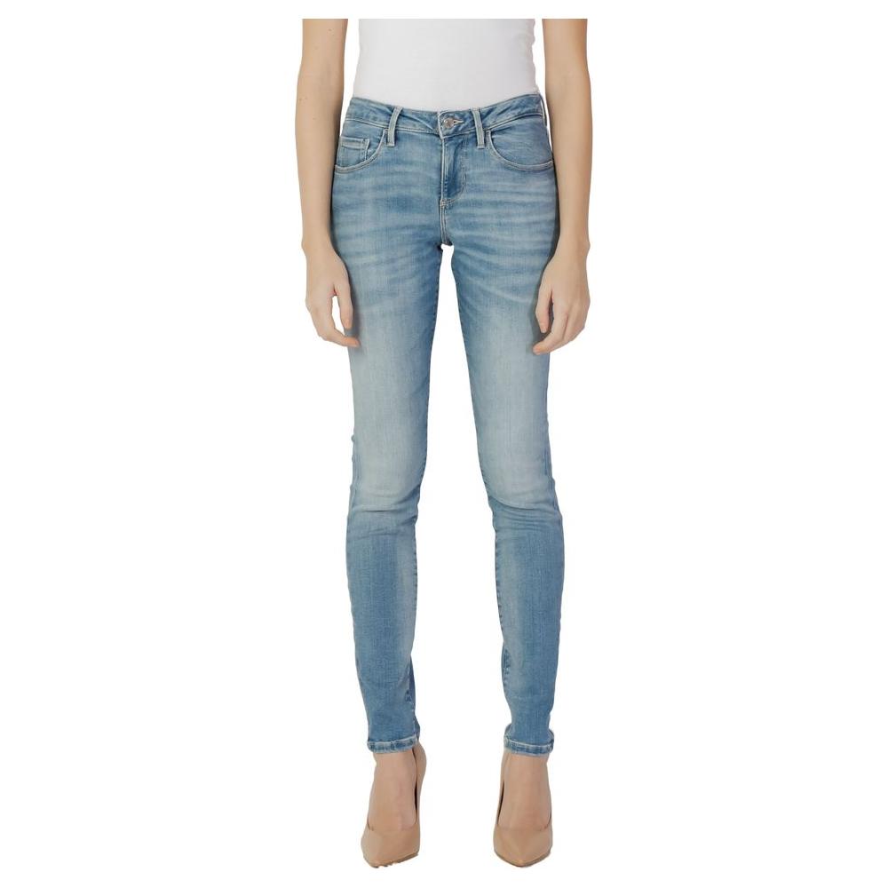 Woman wearing Guess blue skinny jeans made of 92% cotton, perfect fit and comfort for versatile wear.