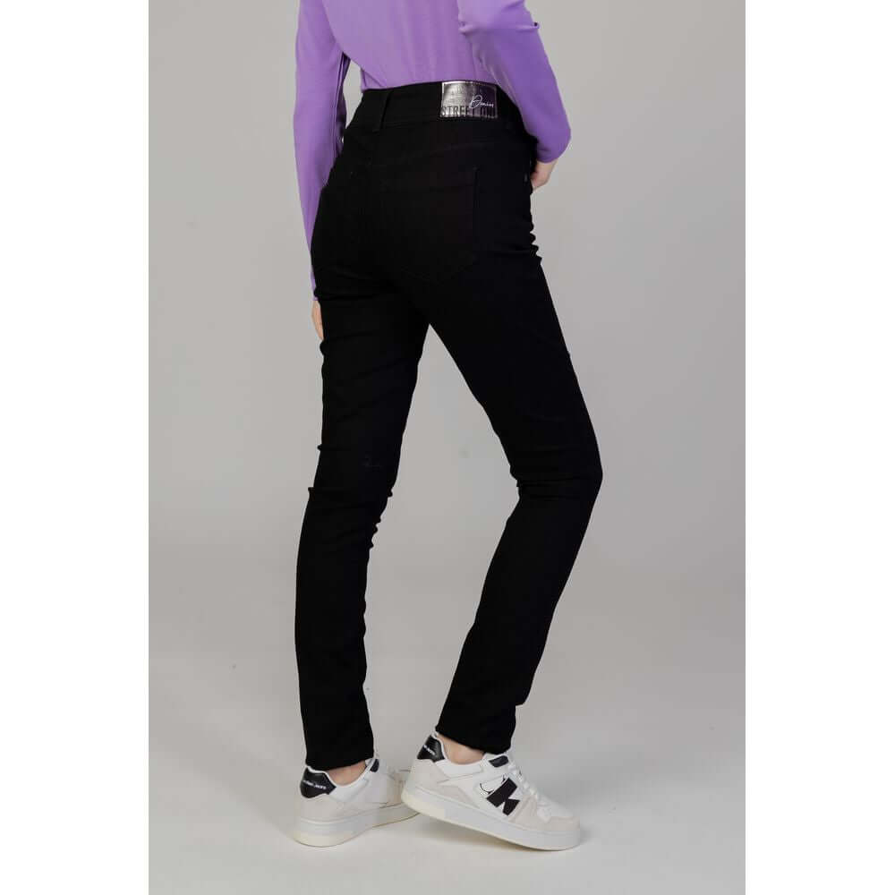 Woman in purple top wearing Street One black cotton slim jeans, part of the Fall/Winter collection. Jeans made of 82% cotton.
