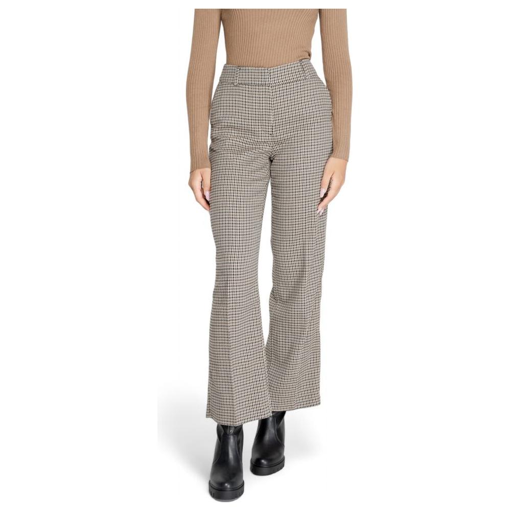 Woman wearing Only Beige Polyester Pants, Fall/Winter Collection, 64% Polyester, 34% Viscose, 2% Elastane, stylish clothing