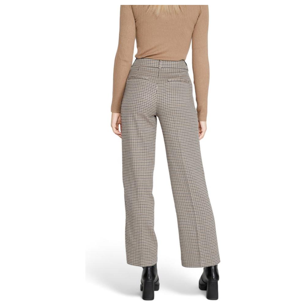 Women wearing Only Beige Polyester Checkered Pants, part of the Fall/Winter collection, made of 64% polyester, 34% viscose, 2% elastane.