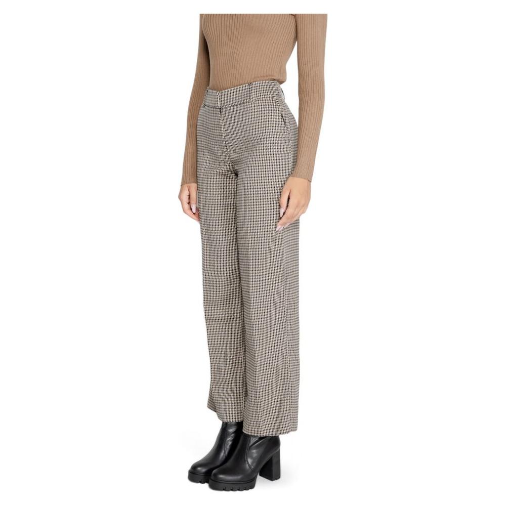 Women’s beige polyester plaid pants, fall/winter collection, showing side view with black ankle boots. Polyester-Viscose blend.