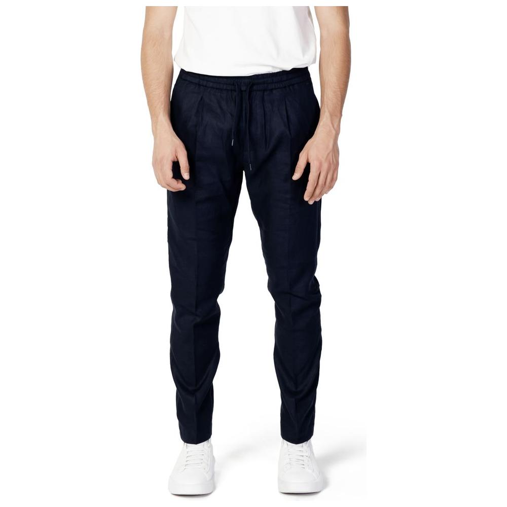 Model wearing Antony Morato blue linen jeans with regular fit, ideal for comfort and style, paired with a white t-shirt and sneakers.