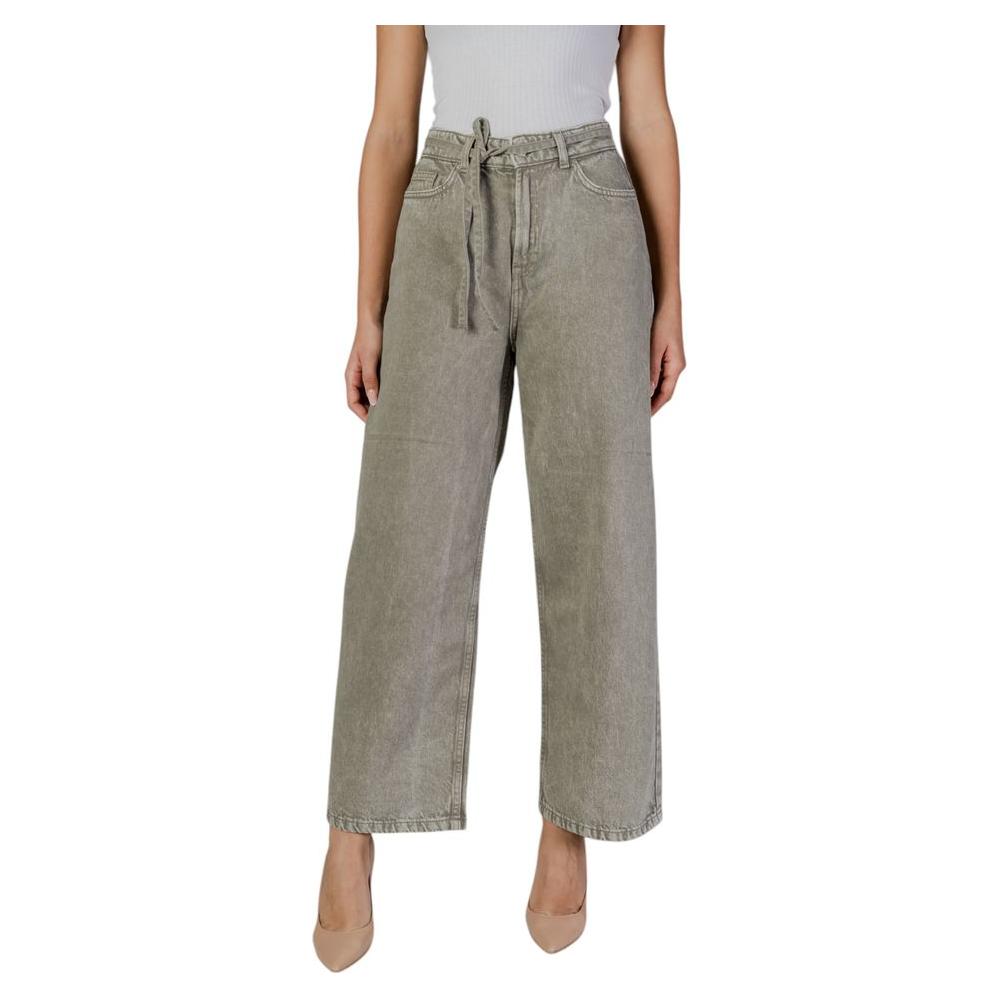 Women's bootcut jeans in green cotton, fall/winter collection, casual and stylish, eco-friendly fashion.