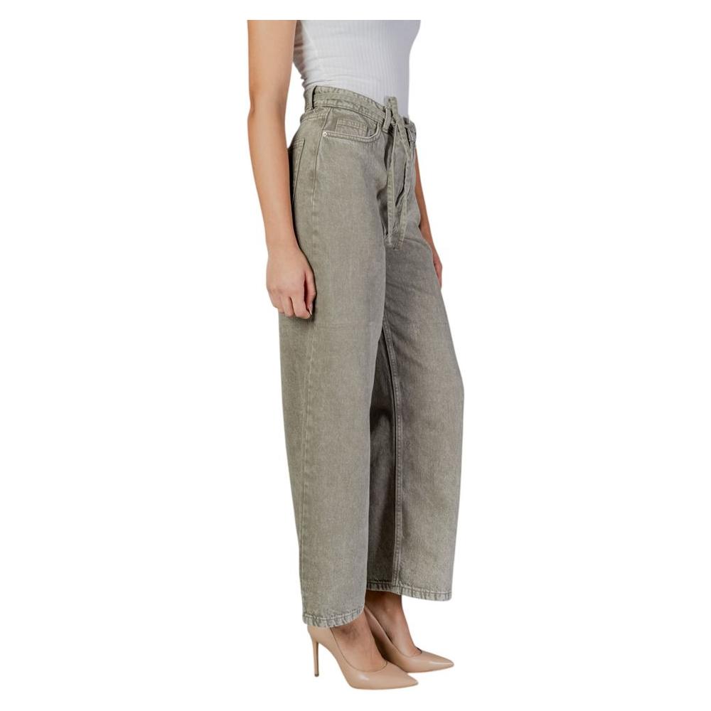 Woman wearing Only Green cotton bootcut jeans, fall/winter collection, 100% cotton, with a belt tie, paired with nude heels.