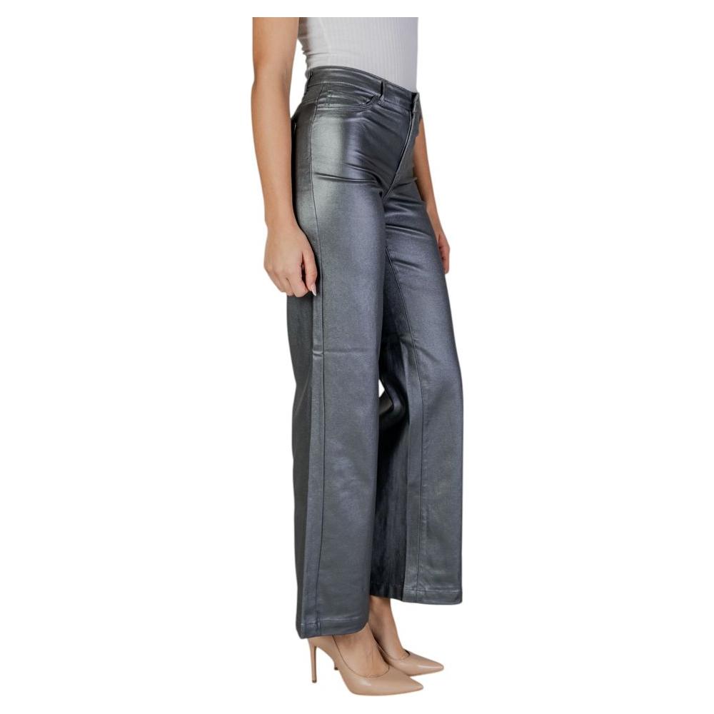 Jacqueline De Yong women's silver viscose pants, fall/winter collection, featuring 76% viscose, paired with beige heels.