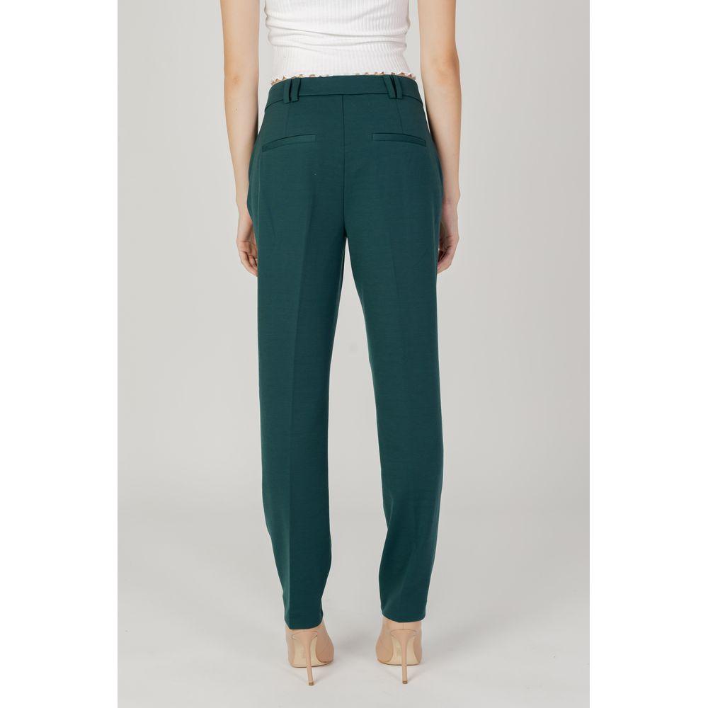 Woman wearing Only Green Polyester Cigarette Pants from Fall/Winter collection, back view. 94% polyester, 6% elastene.